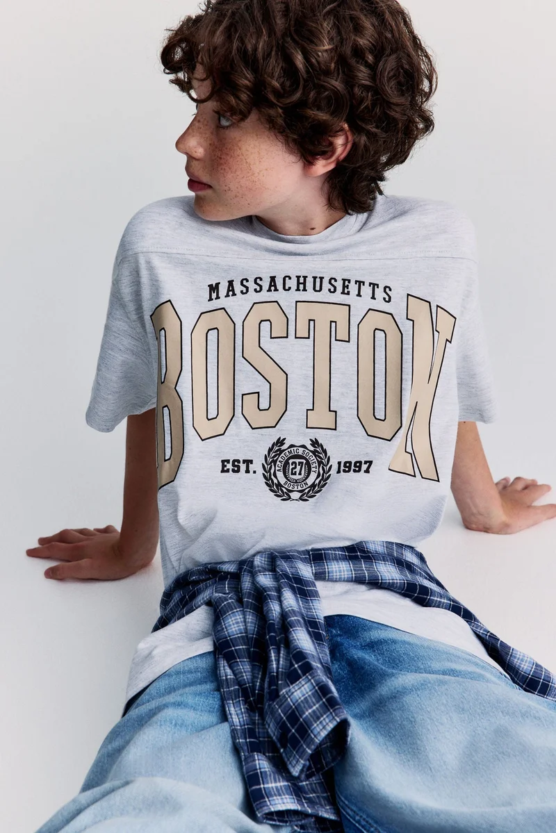 اتش اند ام تي-شيرت فضفاض بطبعة مميزة